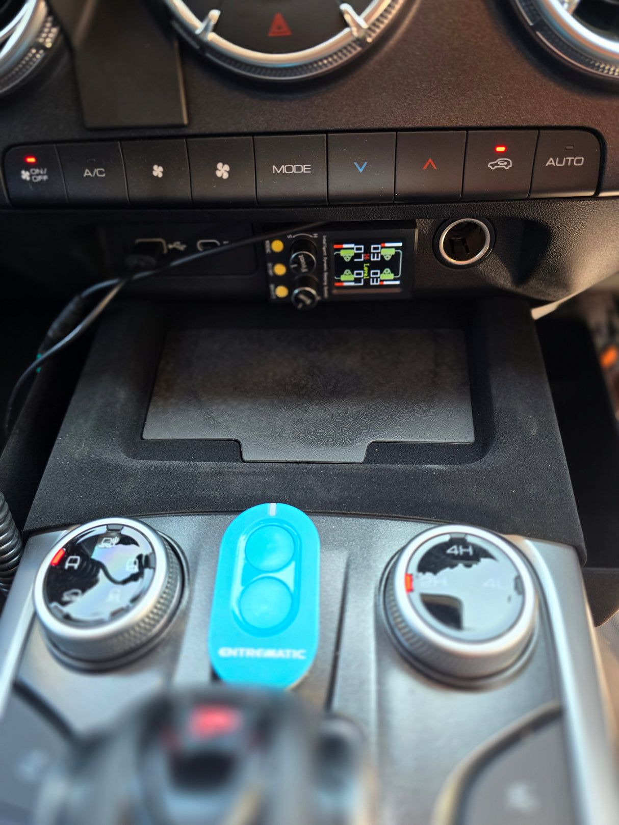 TANK 300 WIRLESS CHARGER STORAGE