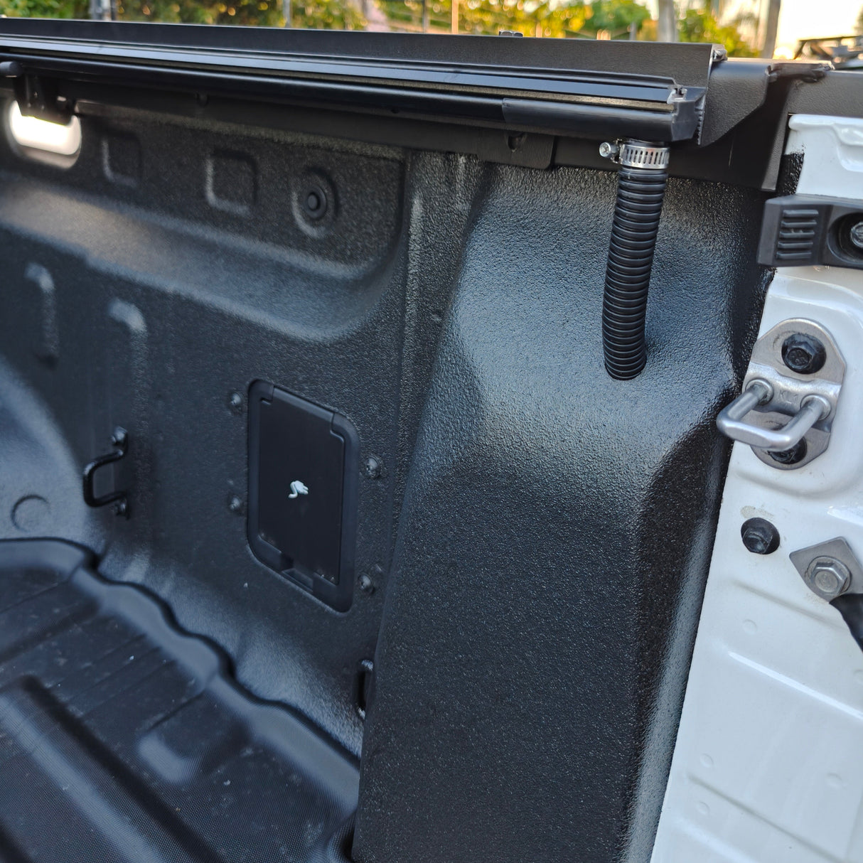 SAVAGE TRIFOLD STEALTH HARD LID COVER – BYD SHARK 6 TONNEAU