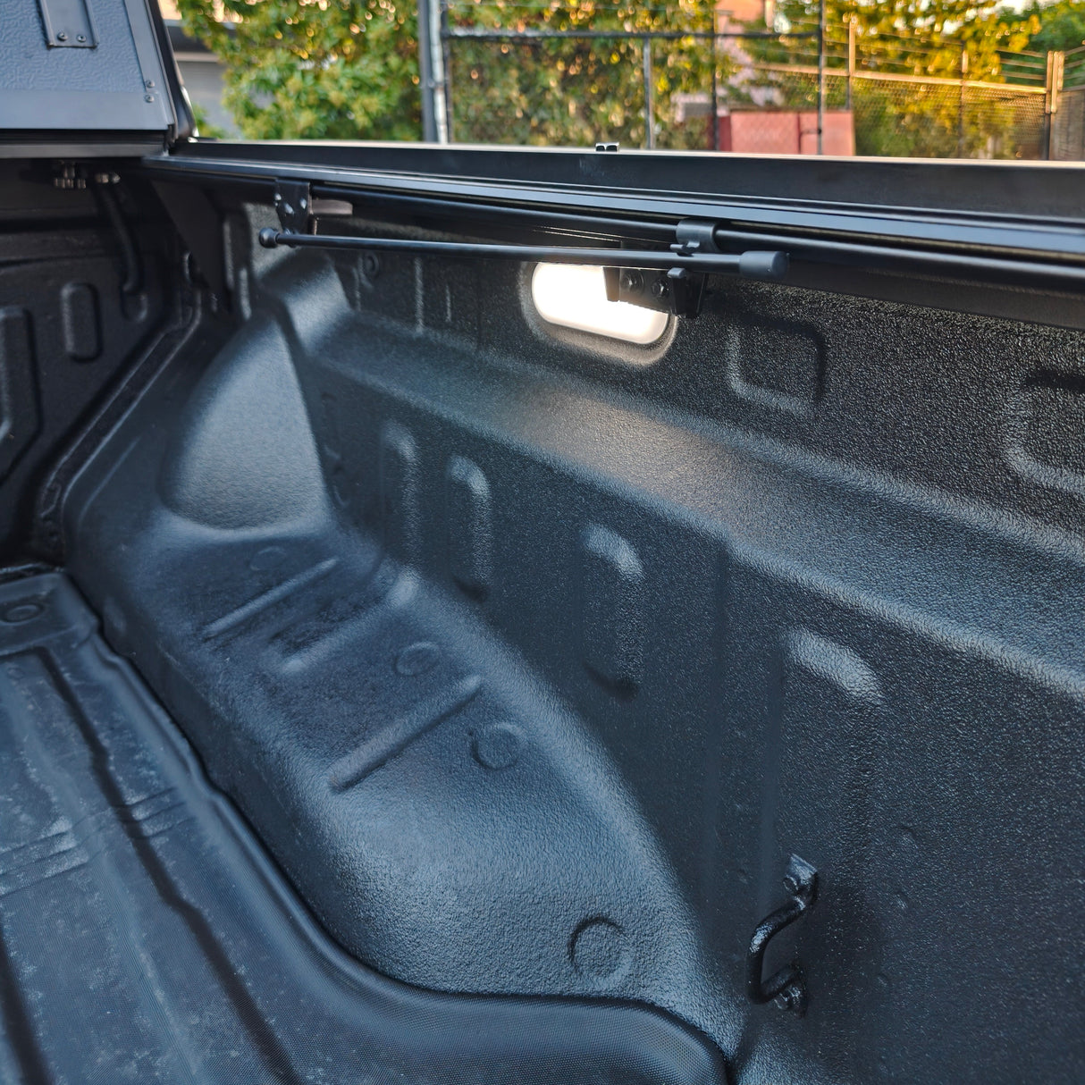 SAVAGE TRIFOLD STEALTH HARD LID COVER – BYD SHARK 6 TONNEAU