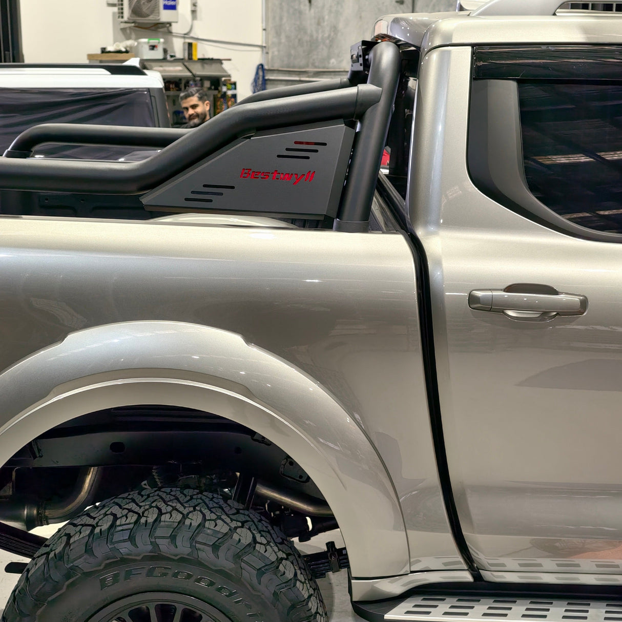 BESTWYLL PREMIUM SPORTS BAR WITH BRAKE LIGHT