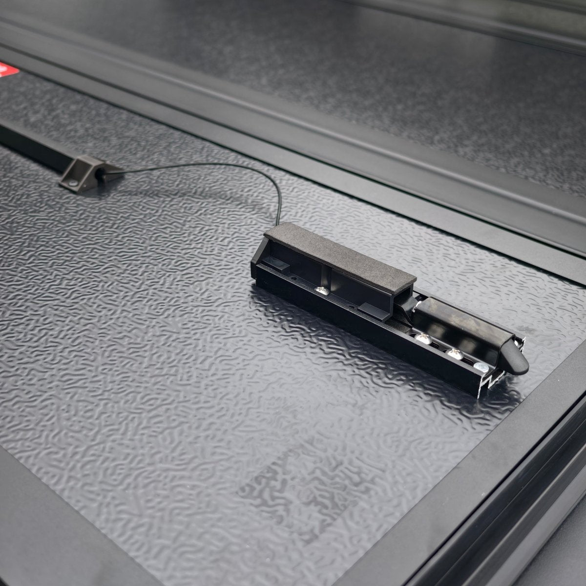 BYD SHARK 6 SAVAGE TRIFOLD STEALTH HARD LID COVER - TONNEAU - Savage Tech Australia