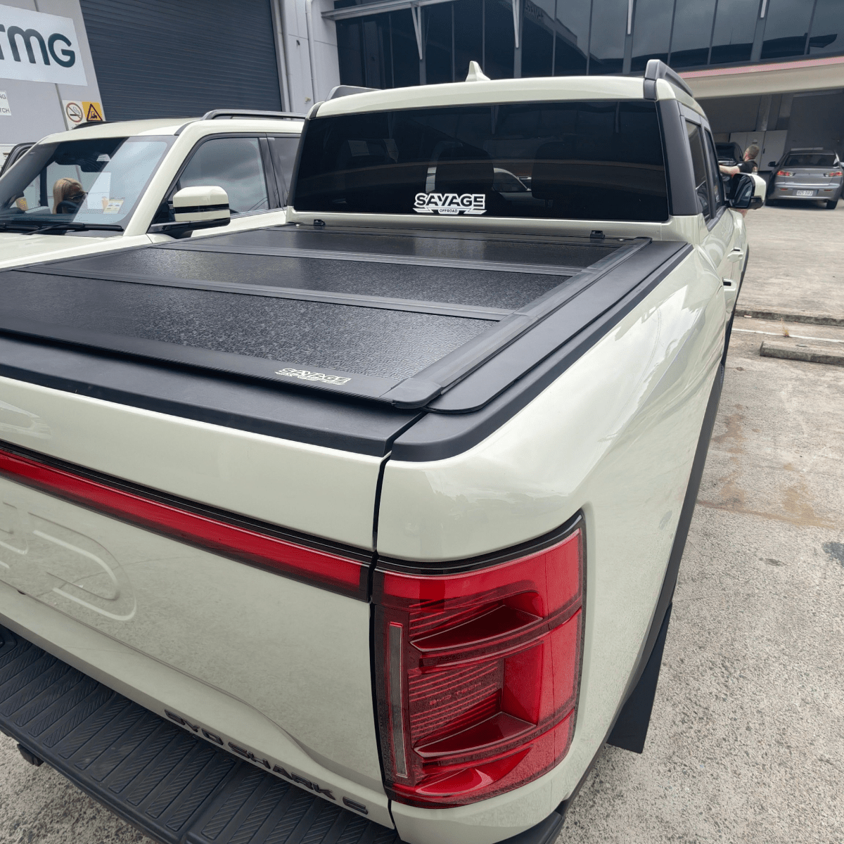 BYD SHARK 6 SAVAGE TRIFOLD STEALTH HARD LID COVER - TONNEAU - Savage Tech Australia