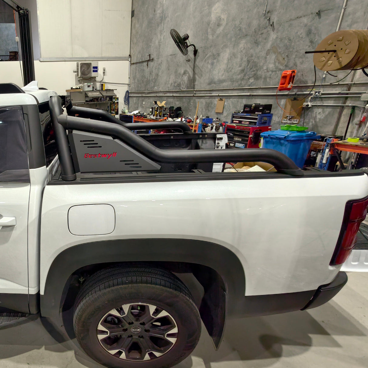 BESTWYLL PREMIUM SPORTS BAR WITH BRAKE LIGHT