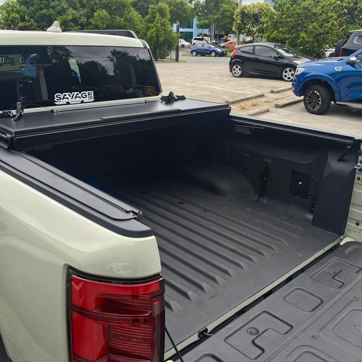 BYD SHARK 6 SAVAGE TRIFOLD STEALTH HARD LID COVER - TONNEAU - Savage Tech Australia