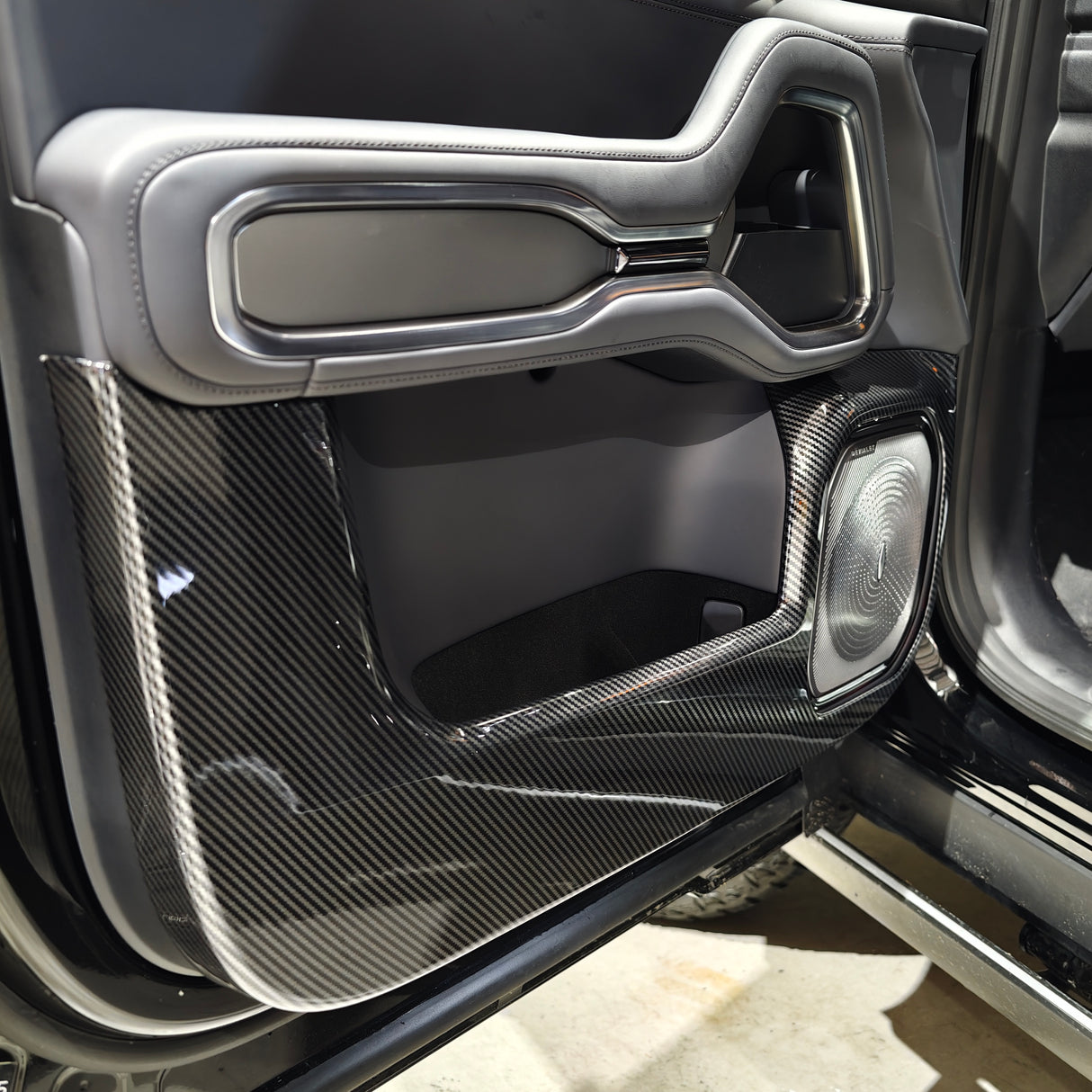CARBON SERIES DOOR CARD SCUFF PROTECTORS DENZA B8 2026+