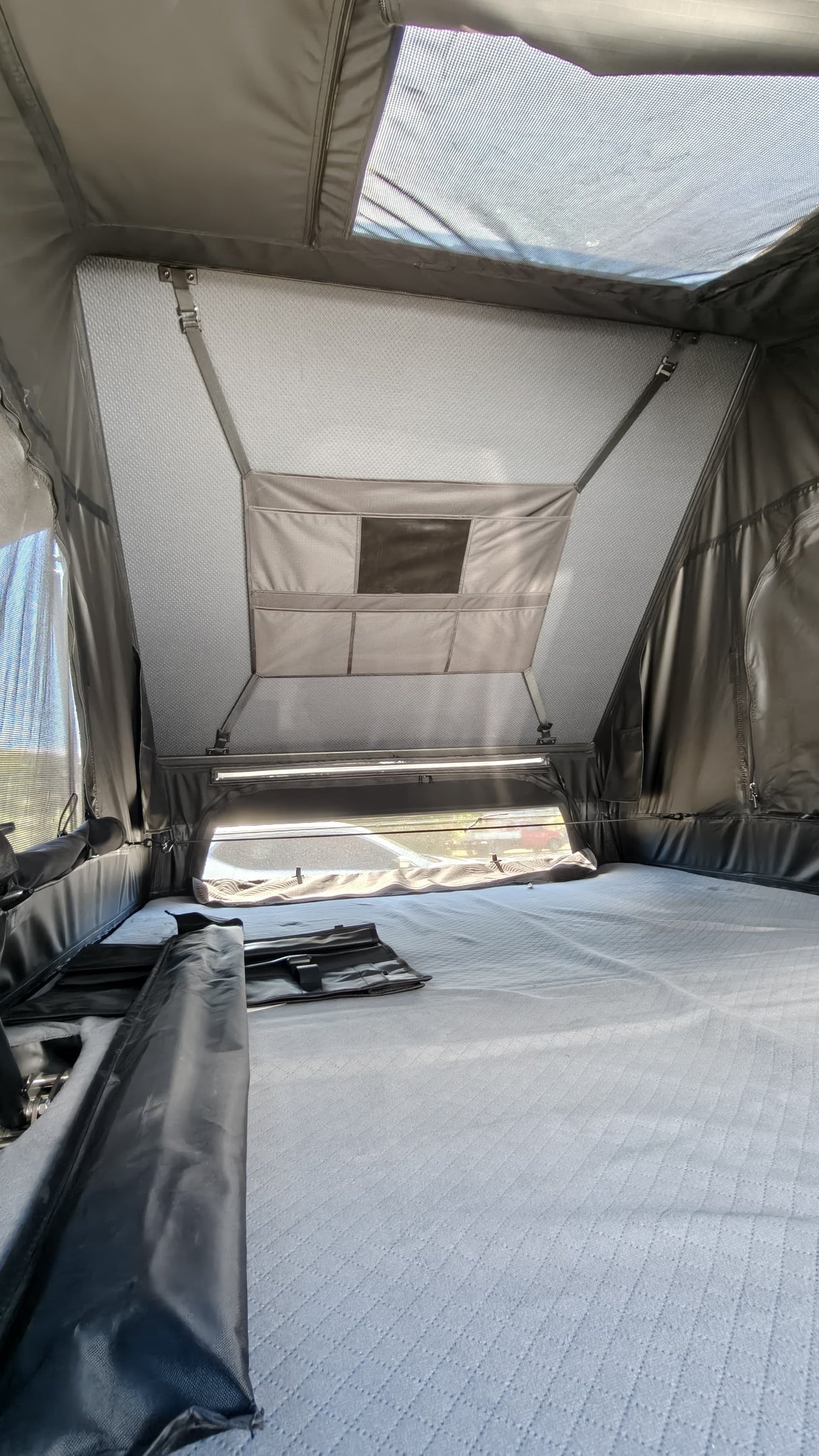 SAVAGE HARDSHELL ROOFTOP TENT