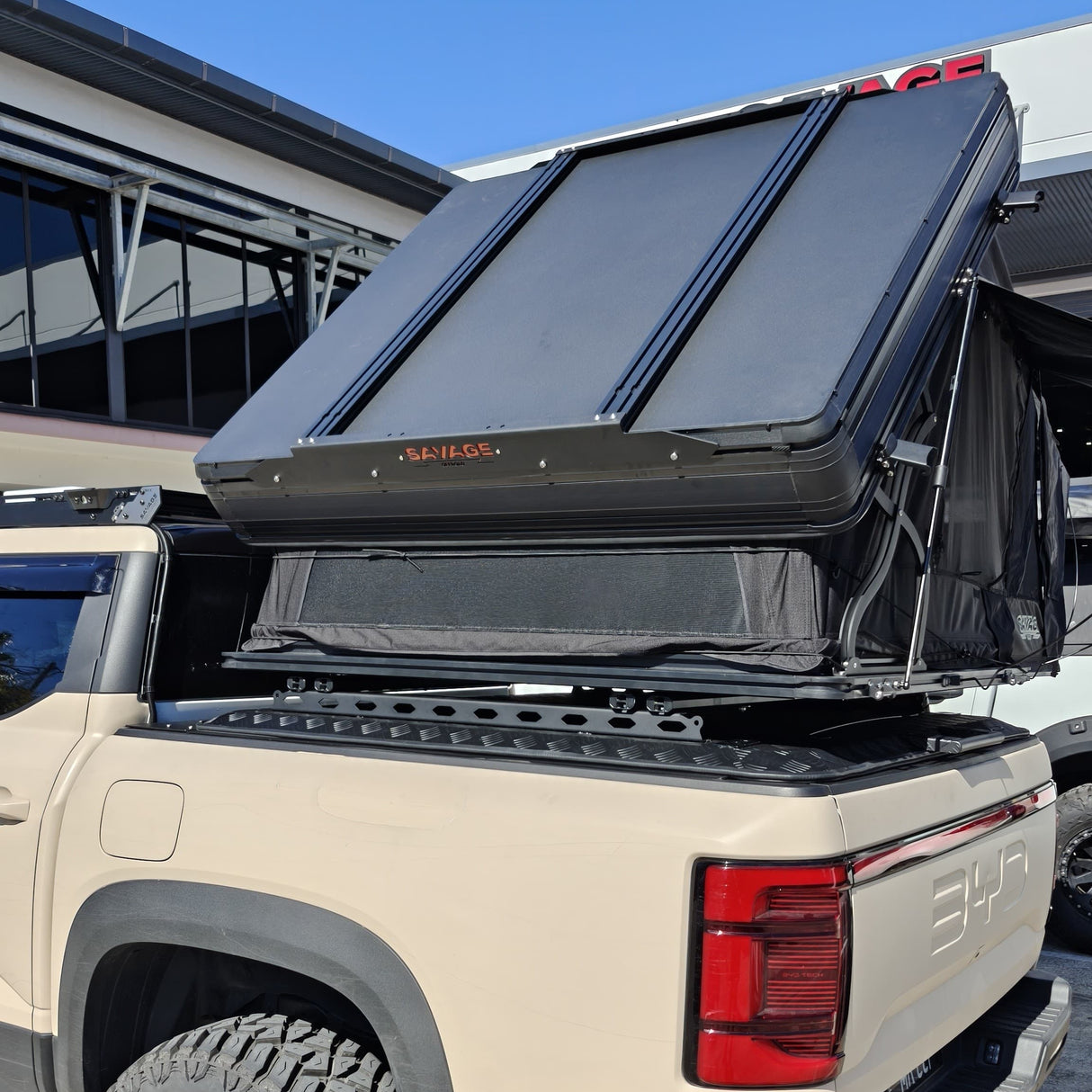 SAVAGE HARDSHELL ROOFTOP TENT
