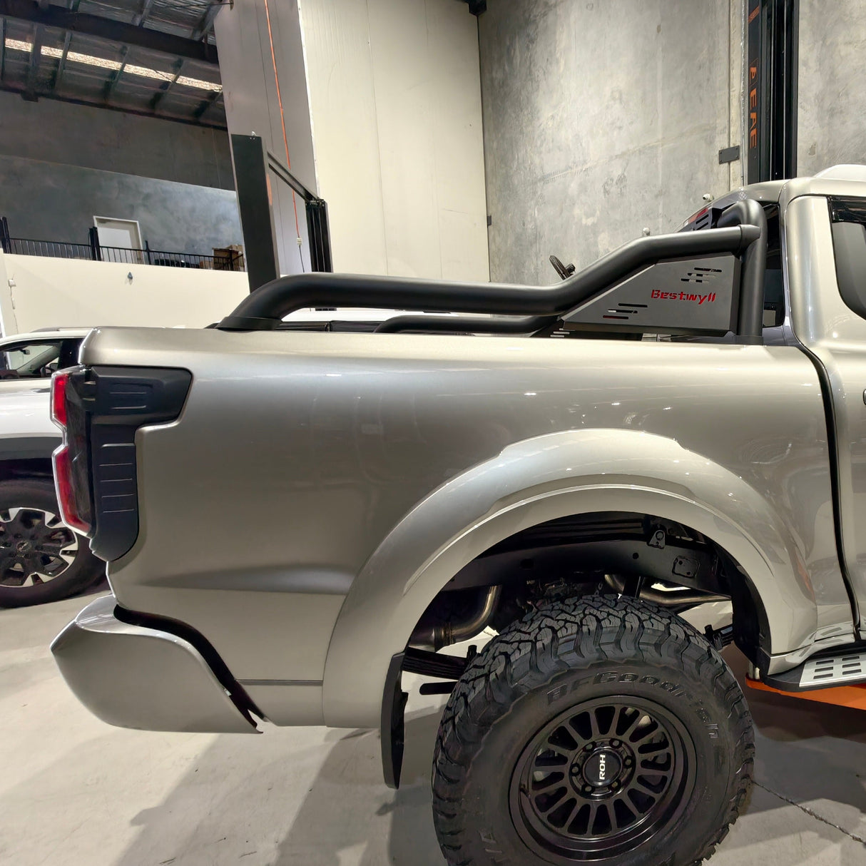 BESTWYLL PREMIUM SPORTS BAR WITH BRAKE LIGHT