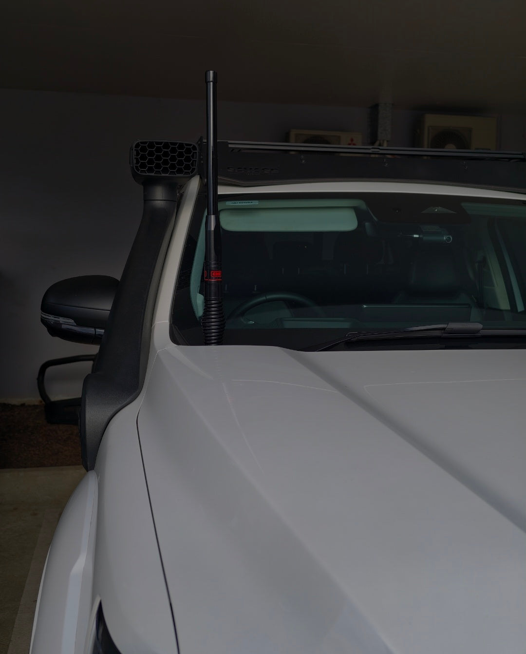 GWM ALPHA / GWM TANK 500 UHF ANTENNA BRACKET BONNET MOUNT