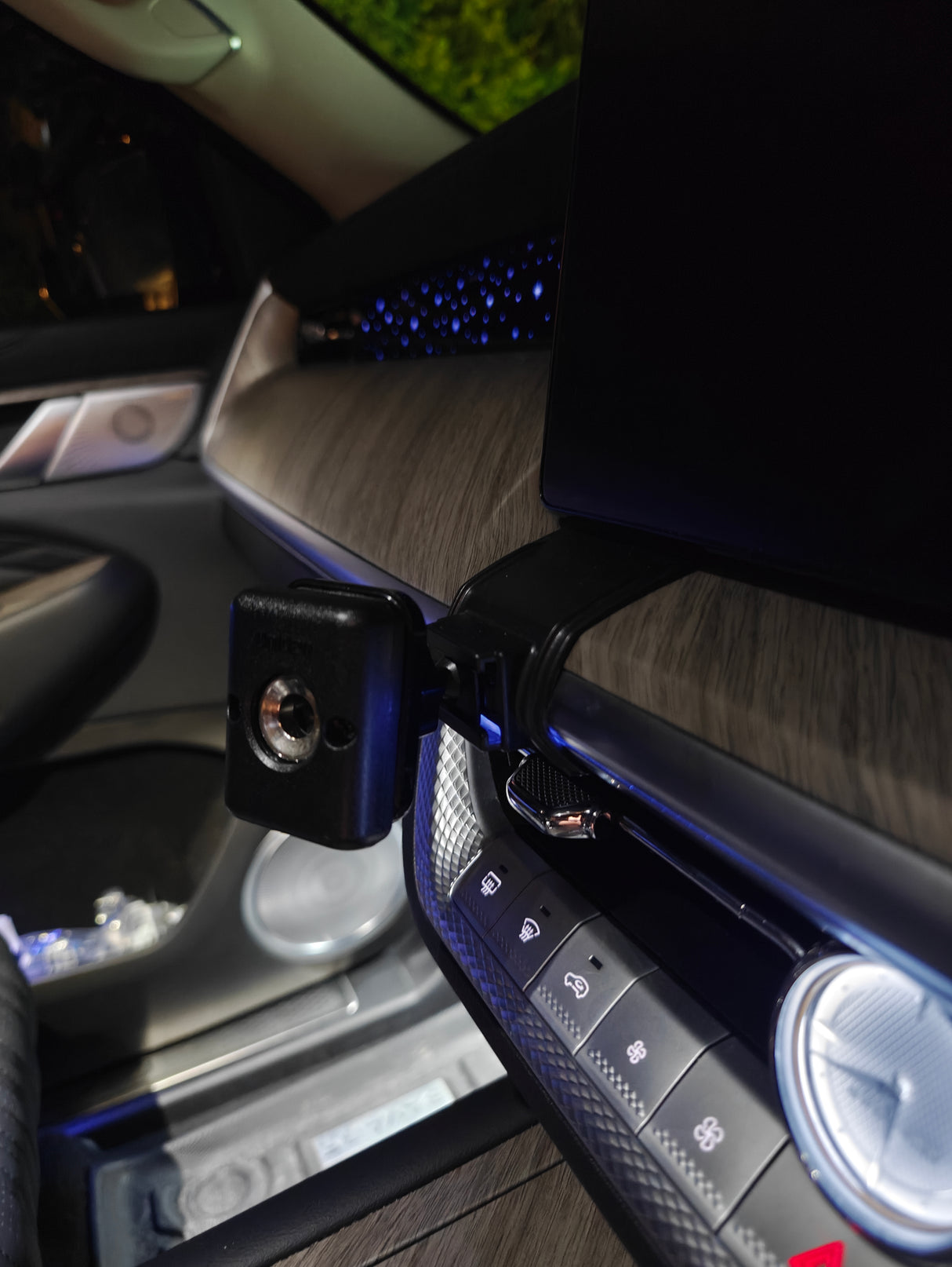 TANK 500 / ALPHA MAGNETIC PHONE/UHF HOLDER