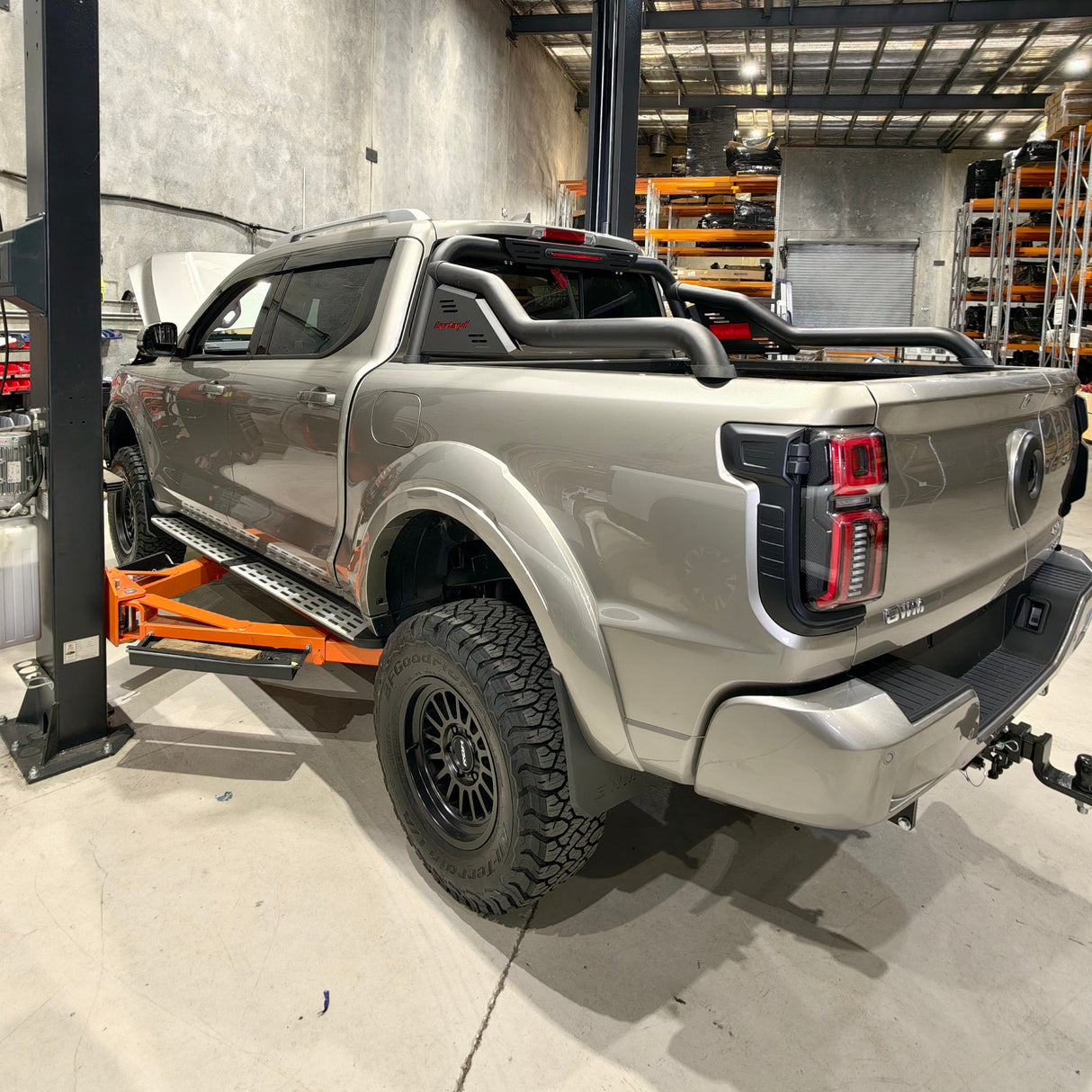 BESTWYLL PREMIUM SPORTS BAR WITH BRAKE LIGHT