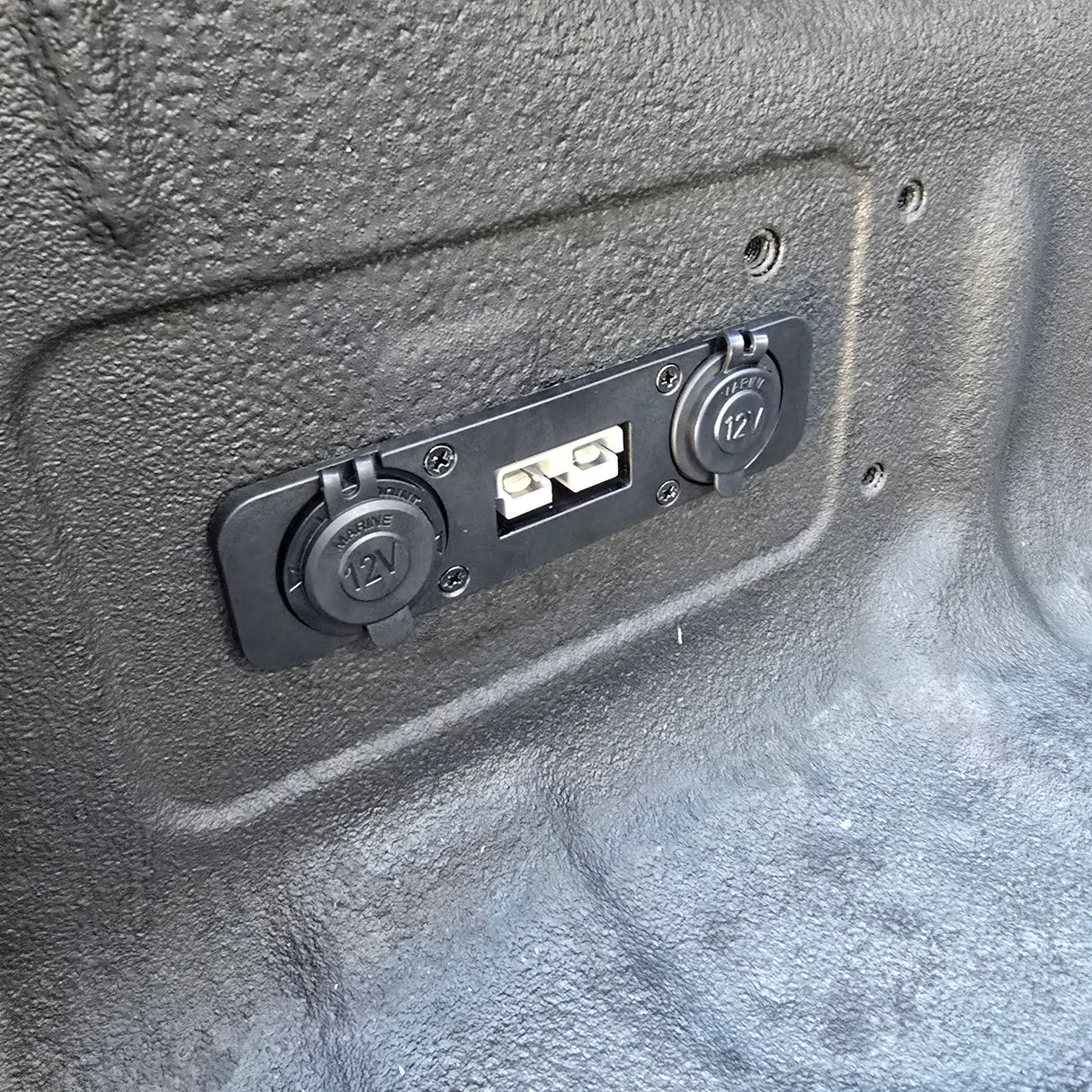 3-in-1 FLUSH MOUNT - 10A 12V SOCKET, 50A ANDERSON SOCKET, USB A