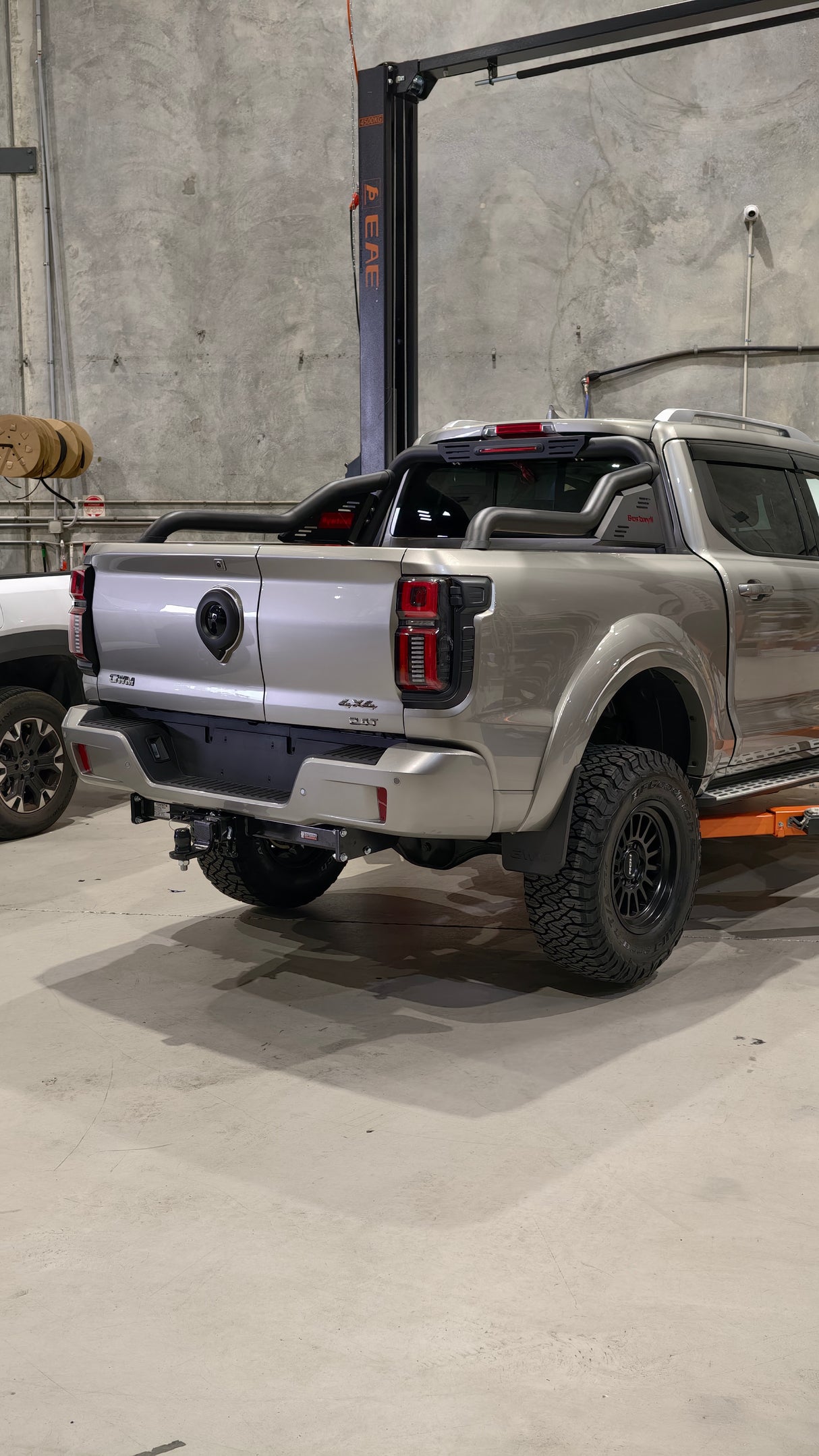 BESTWYLL PREMIUM SPORTS BAR WITH BRAKE LIGHT