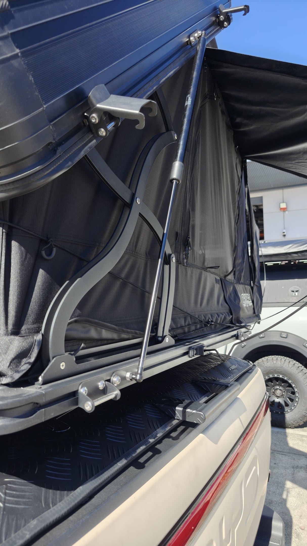 SAVAGE HARDSHELL ROOFTOP TENT