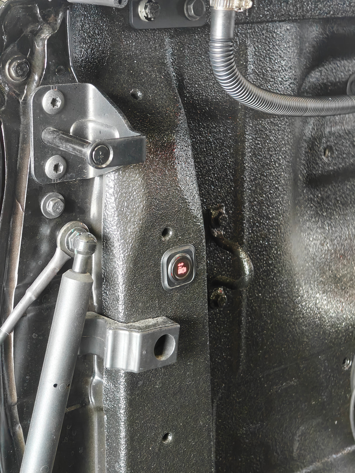 GWM ALPHA ROLLERVAULT ELECTRIC ROLLER/HARD TONNEAU COVER