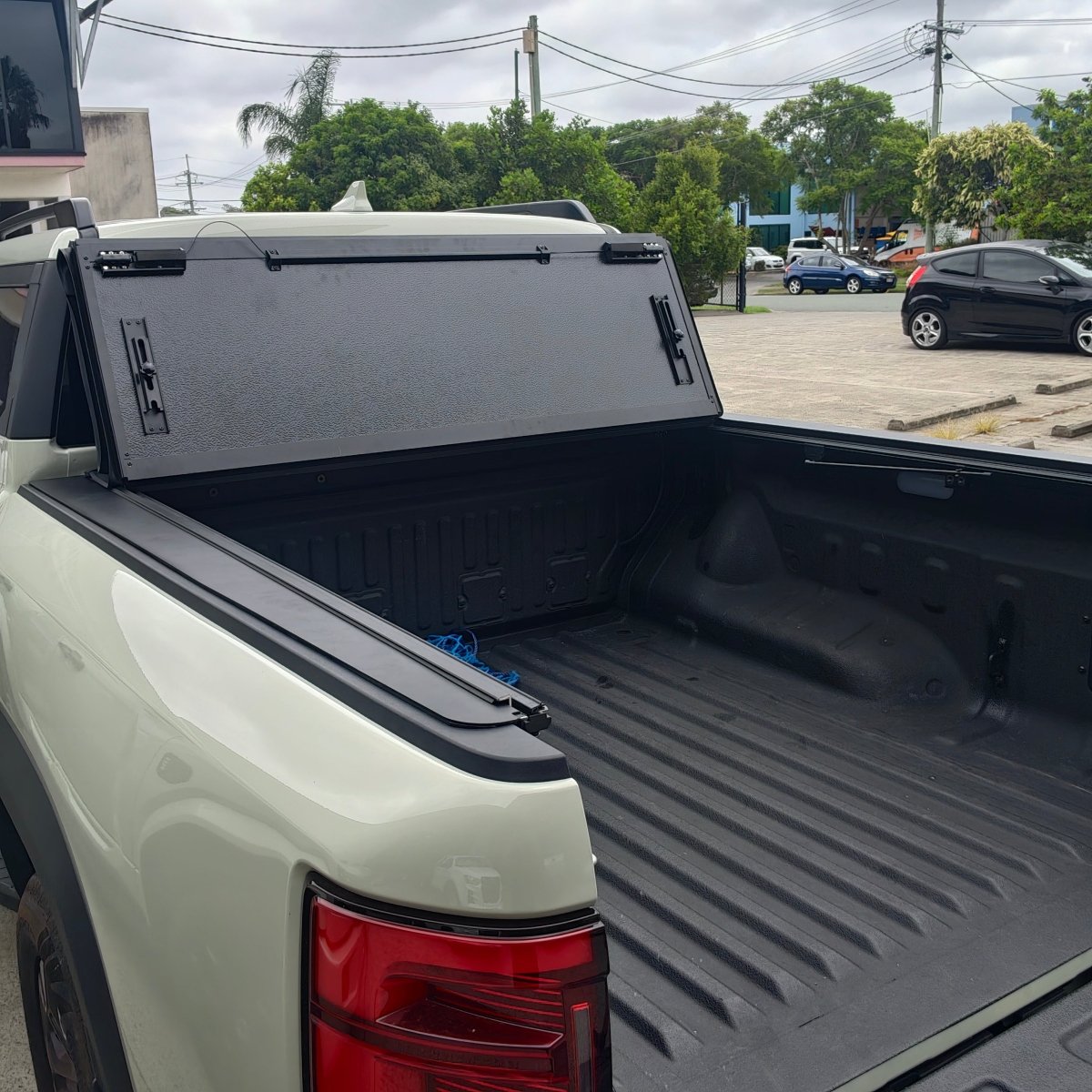 BYD SHARK 6 SAVAGE TRIFOLD STEALTH HARD LID COVER - TONNEAU - Savage Tech Australia