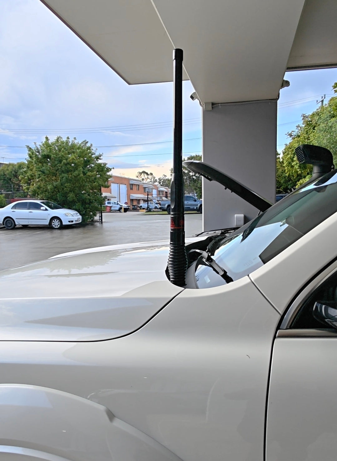 GWM ALPHA / GWM TANK 500 UHF ANTENNA BRACKET BONNET MOUNT