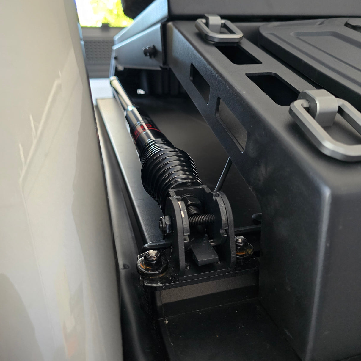 SAVAGE FOLDING UHF ANTENNA BRACKET