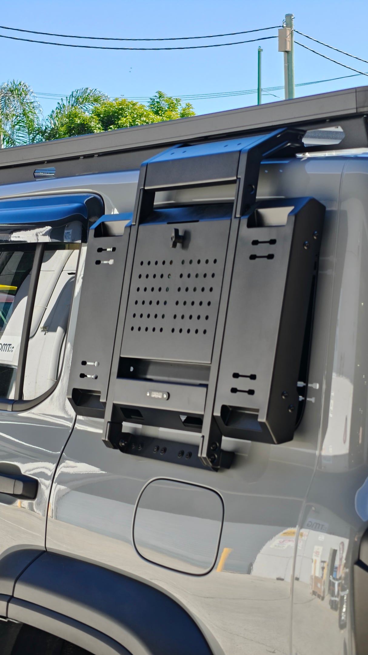 TANK 300 SIDE TABLE FOR PREMIUM PLATFORM