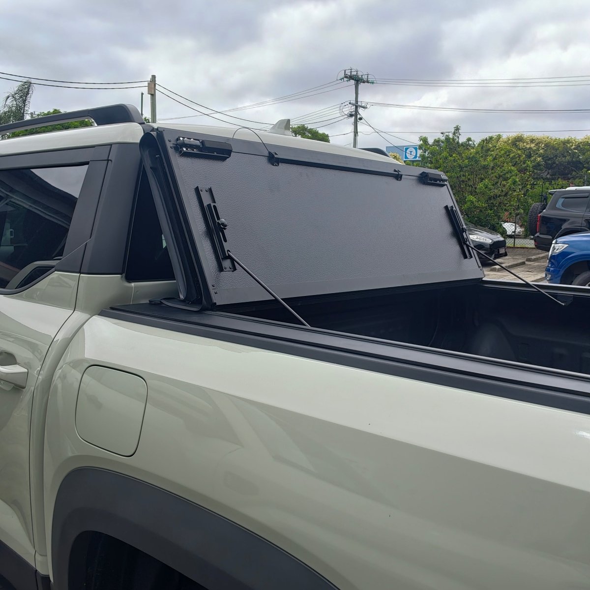 BYD SHARK 6 SAVAGE TRIFOLD STEALTH HARD LID COVER - TONNEAU - Savage Tech Australia