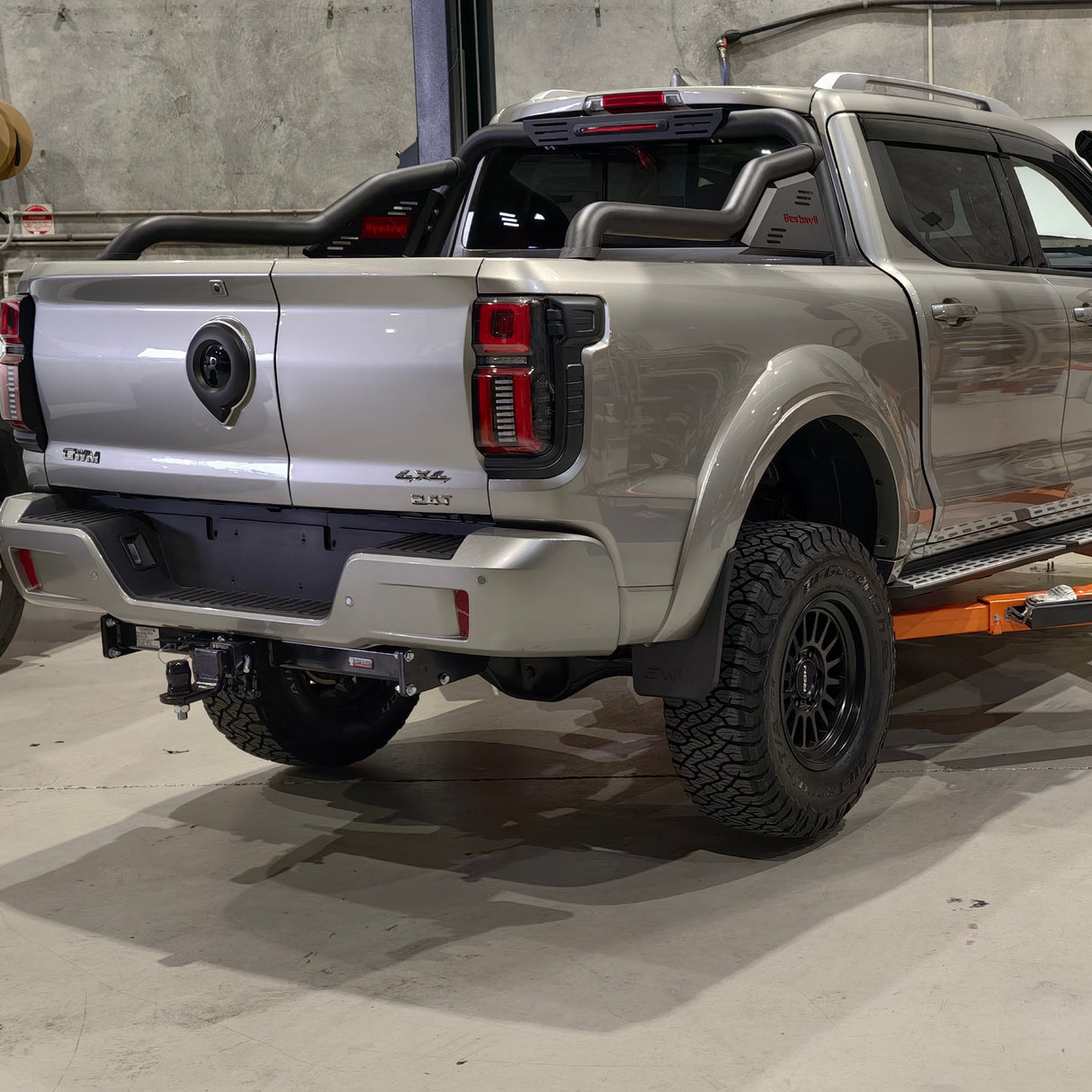 BESTWYLL PREMIUM SPORTS BAR WITH BRAKE LIGHT