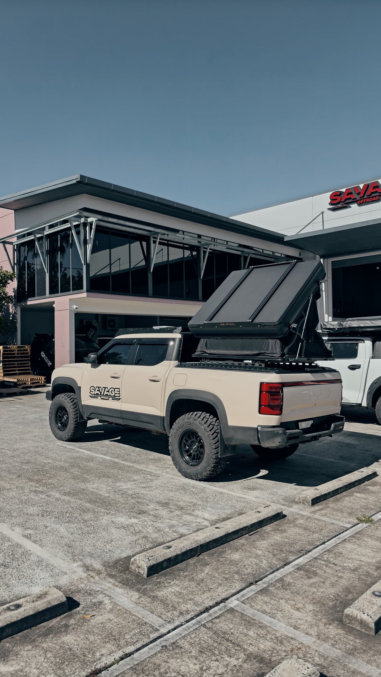 SAVAGE HARDSHELL ROOFTOP TENT