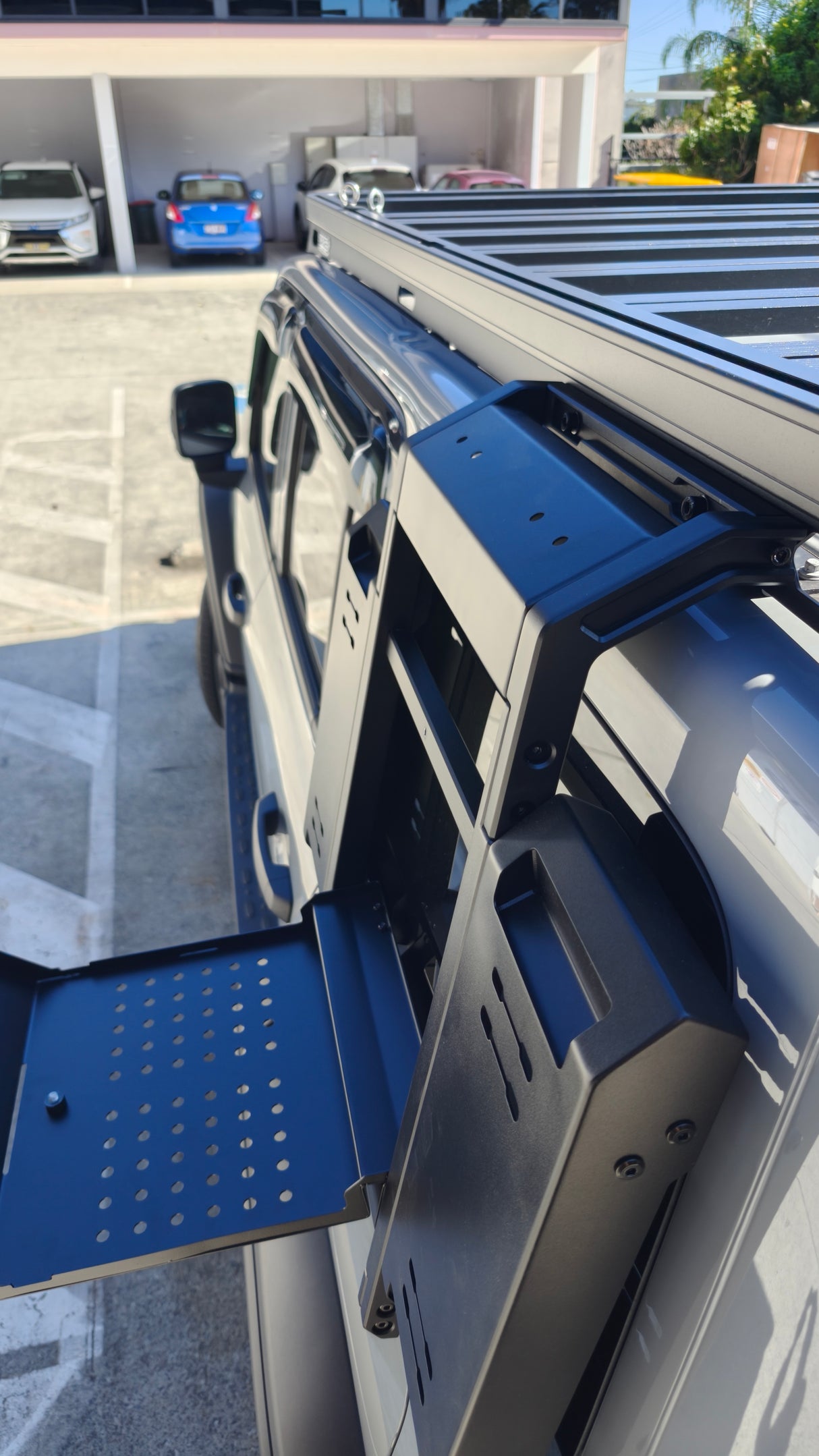 TANK 300 SIDE TABLE FOR PREMIUM PLATFORM