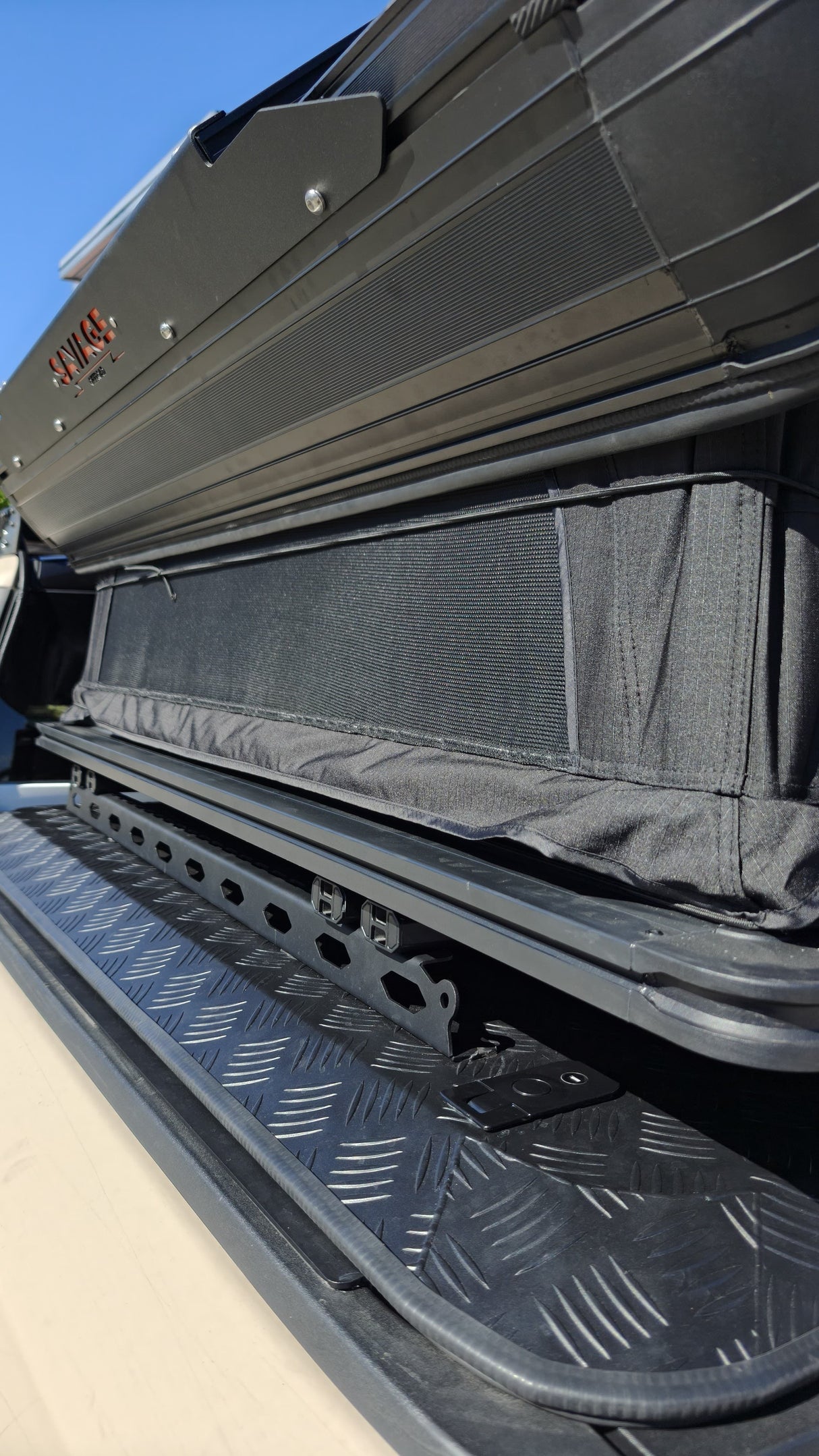 SAVAGE HARDSHELL ROOFTOP TENT