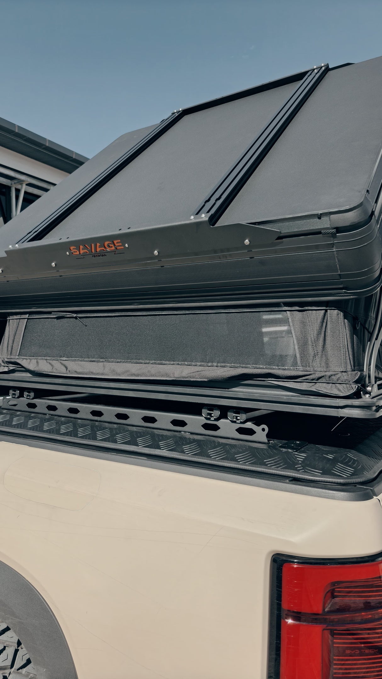 SAVAGE HARDSHELL ROOFTOP TENT