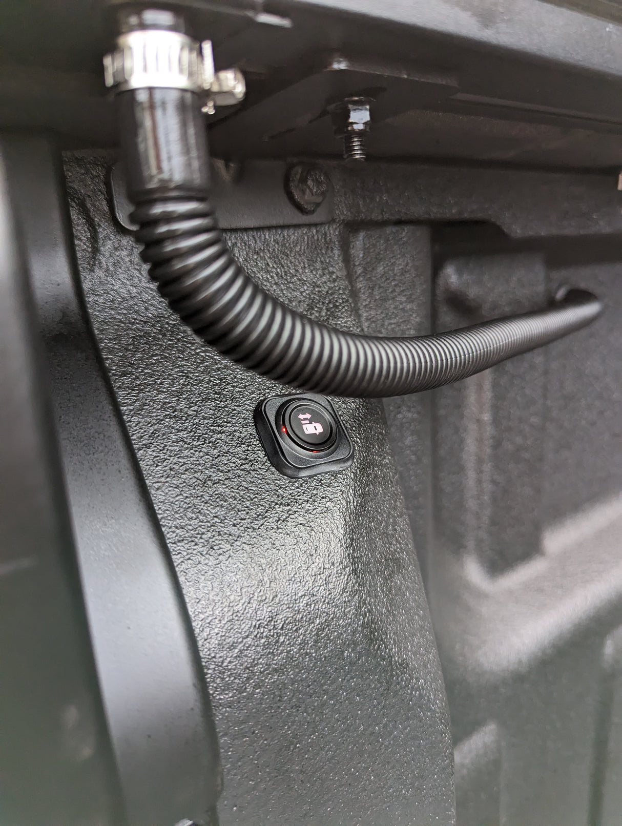 GWM CANNON SAVAGE ROLLERVAULT ELECTRIC ROLLER/HARD TONNEAU COVER