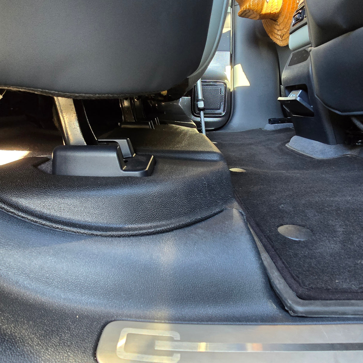 UNDER SEAT PROTECTION COVERS DENZA B5 2026+