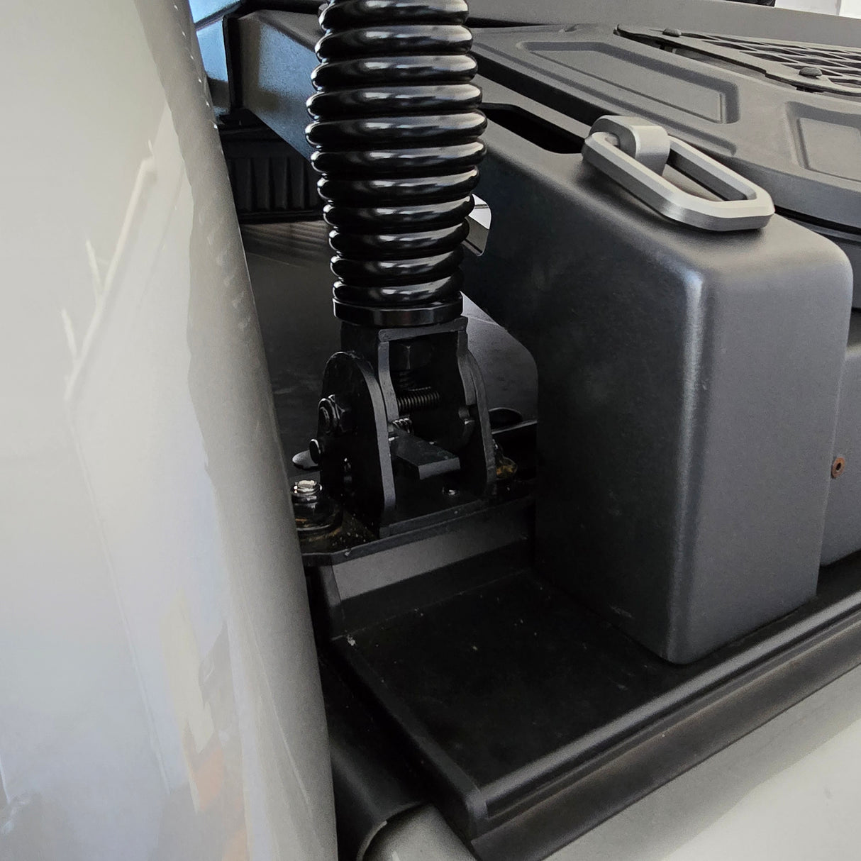 SAVAGE FOLDING UHF ANTENNA BRACKET