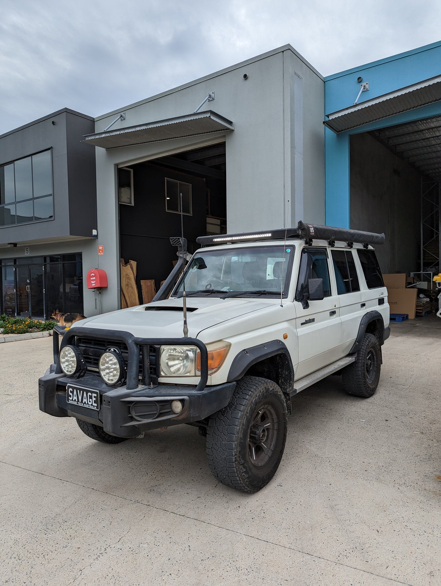 TOYOTA LAND CRUISER LC76 ROOF PLATFORM WITH INTEGRATED LIGHT BAR