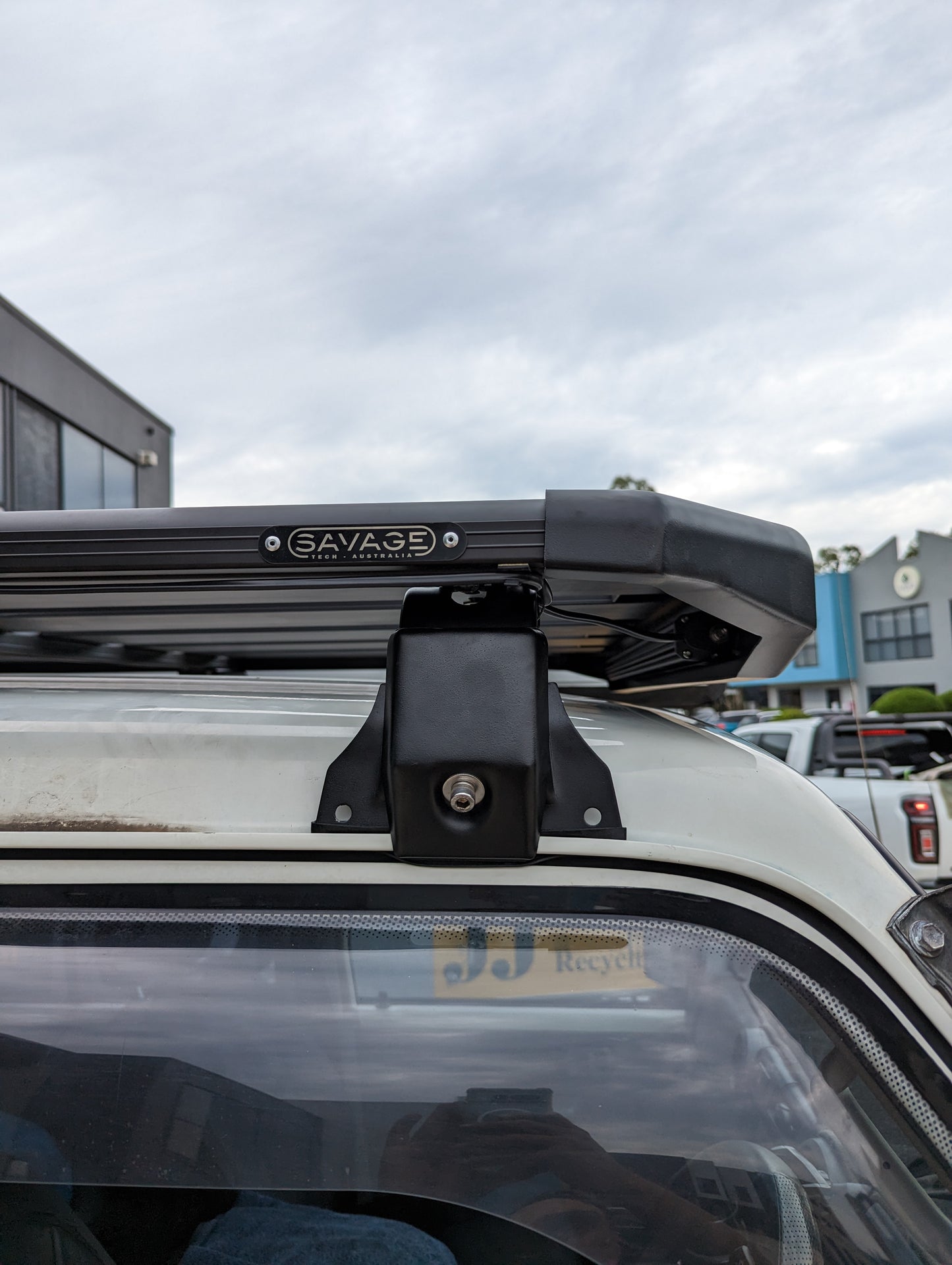 TOYOTA LAND CRUISER LC76 ROOF PLATFORM WITH INTEGRATED LIGHT BAR