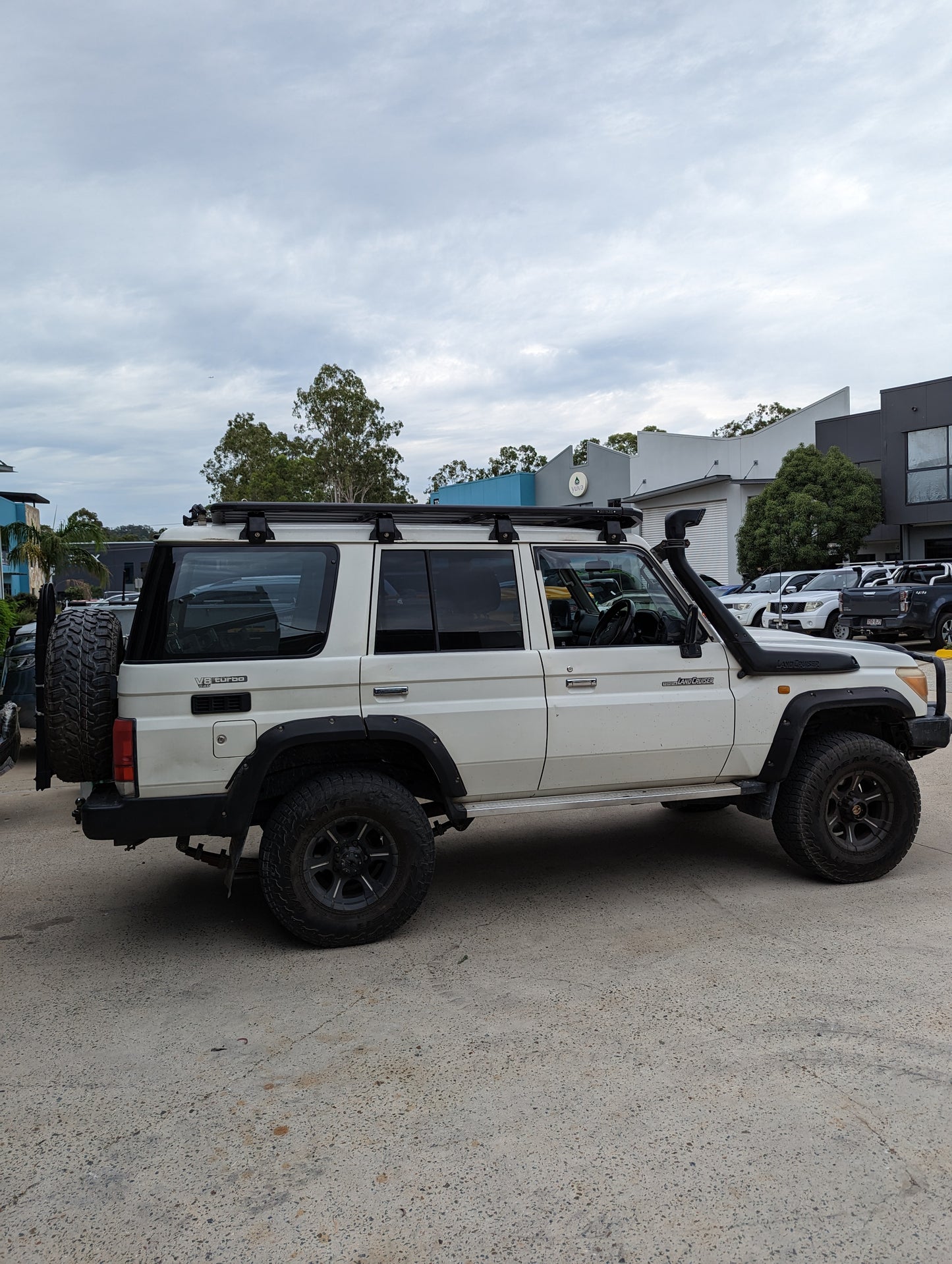 TOYOTA LAND CRUISER LC76 ROOF PLATFORM WITH INTEGRATED LIGHT BAR