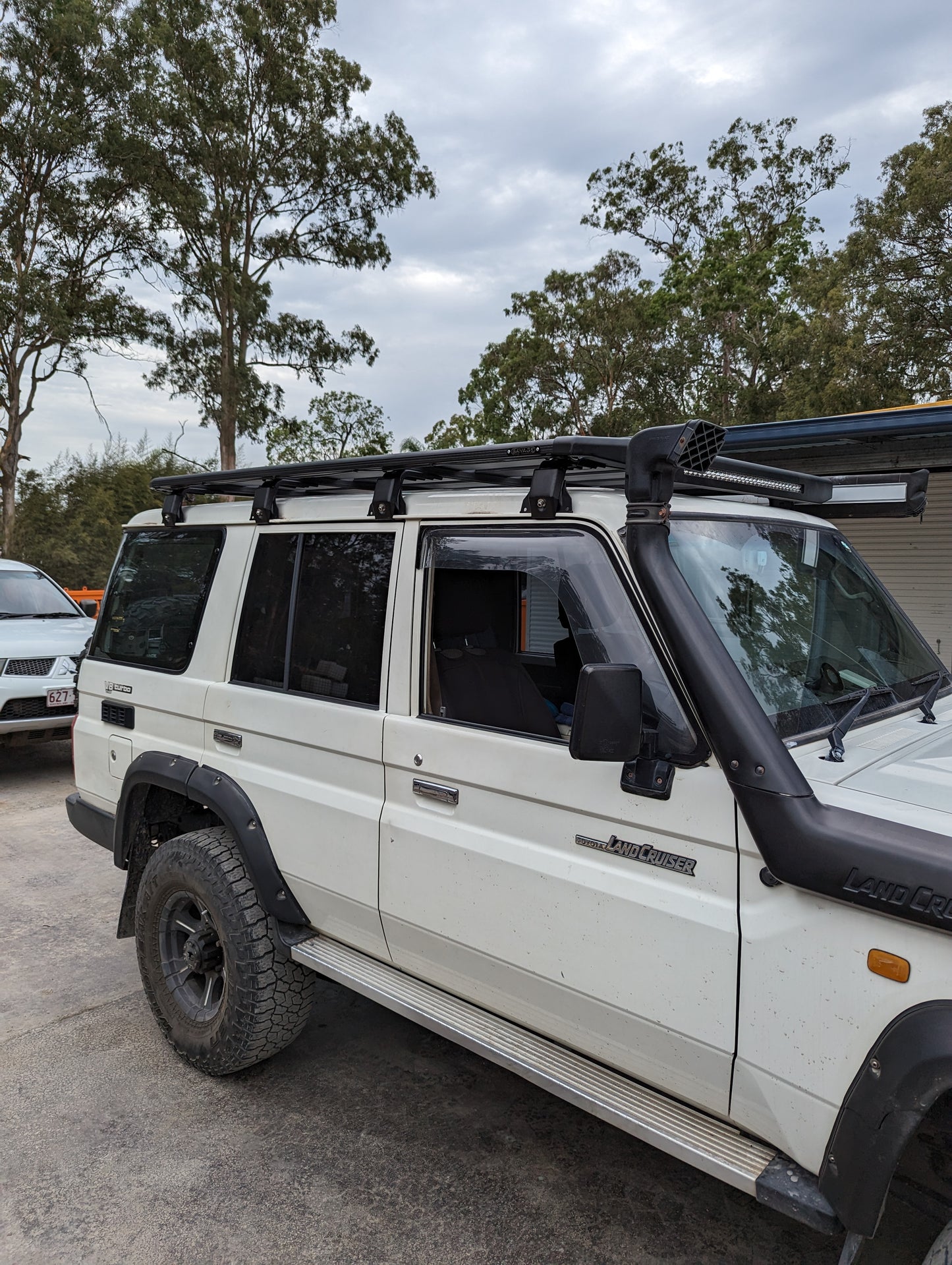 TOYOTA LAND CRUISER LC76 ROOF PLATFORM WITH INTEGRATED LIGHT BAR