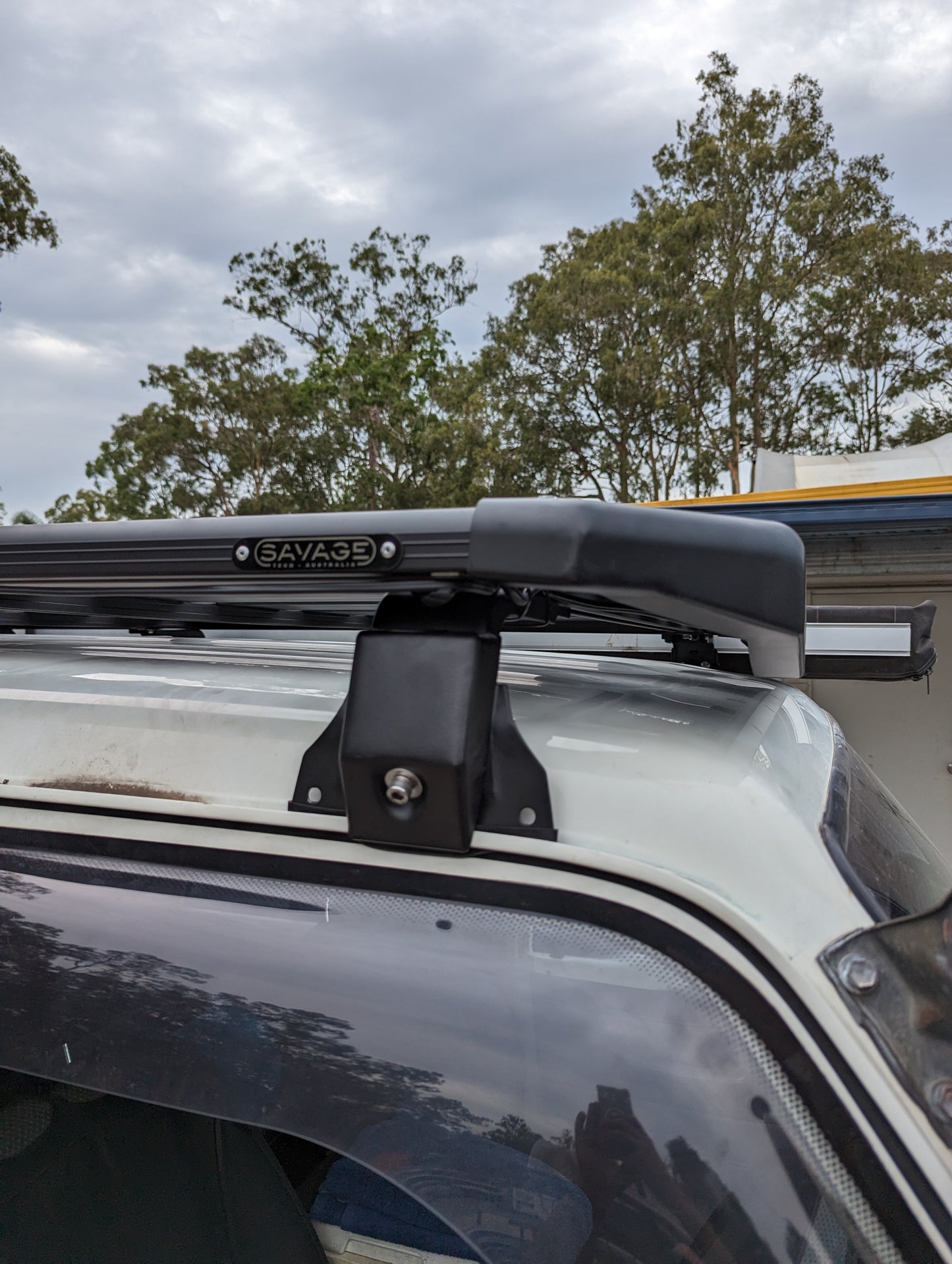 TOYOTA LAND CRUISER LC76 ROOF PLATFORM WITH INTEGRATED LIGHT BAR