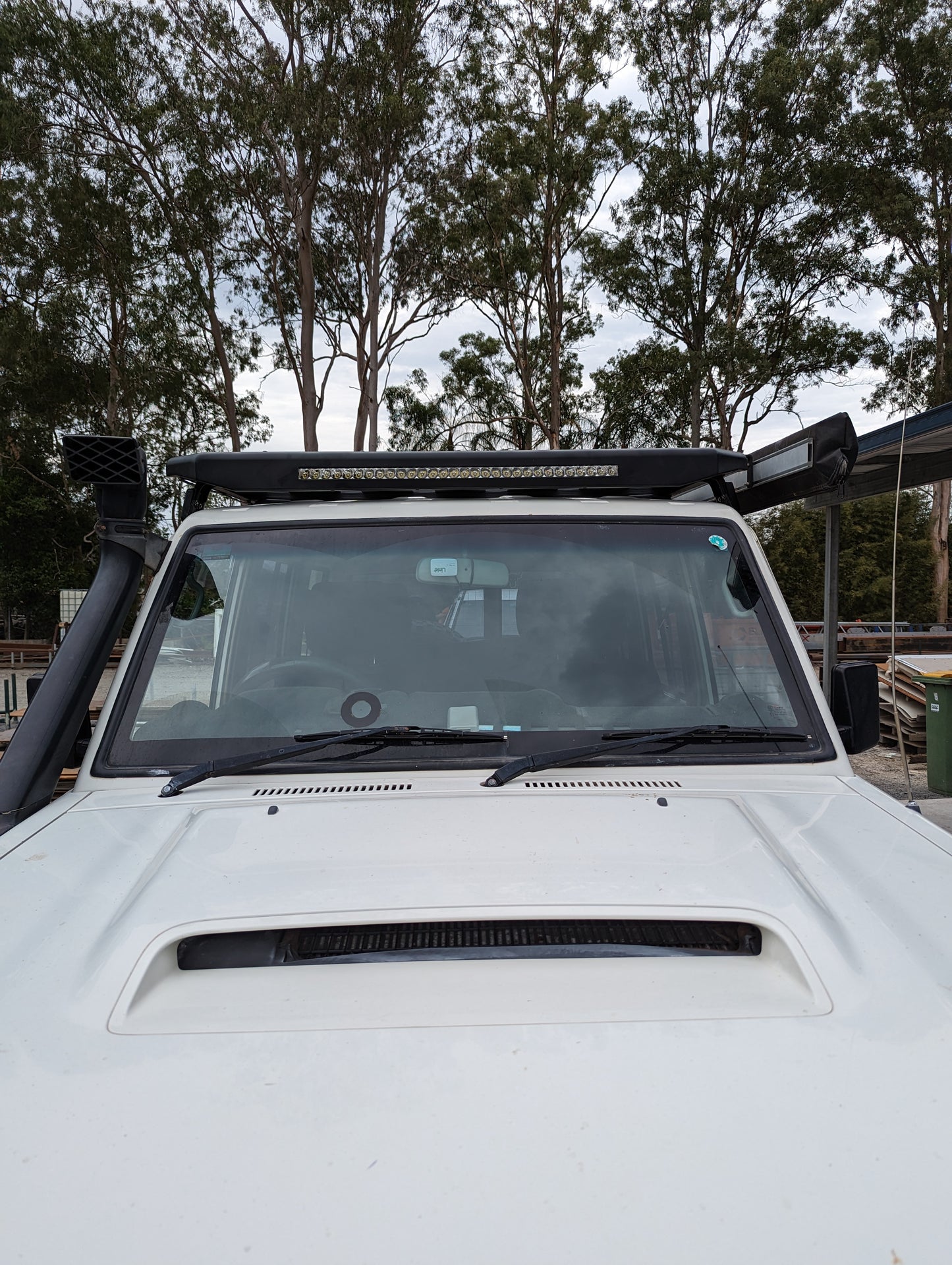 TOYOTA LAND CRUISER LC76 ROOF PLATFORM WITH INTEGRATED LIGHT BAR