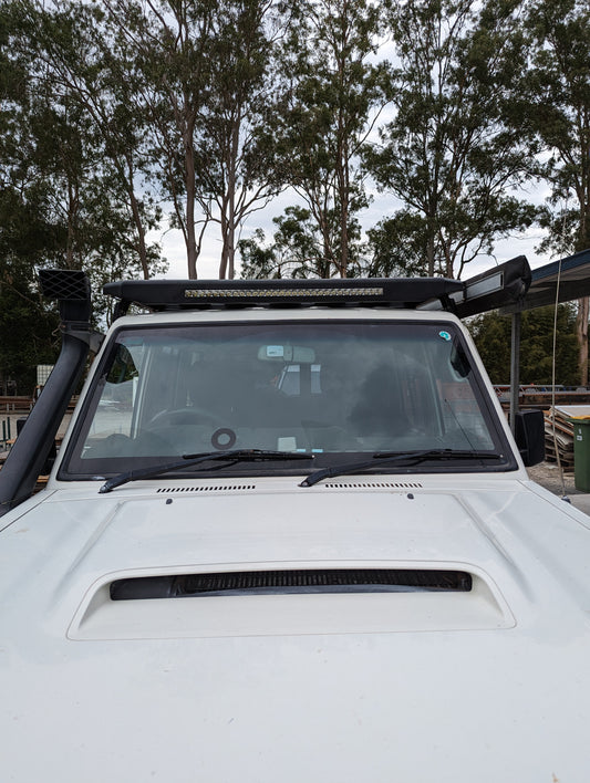 TOYOTA LAND CRUISER LC76 ROOF PLATFORM WITH INTEGRATED LIGHT BAR