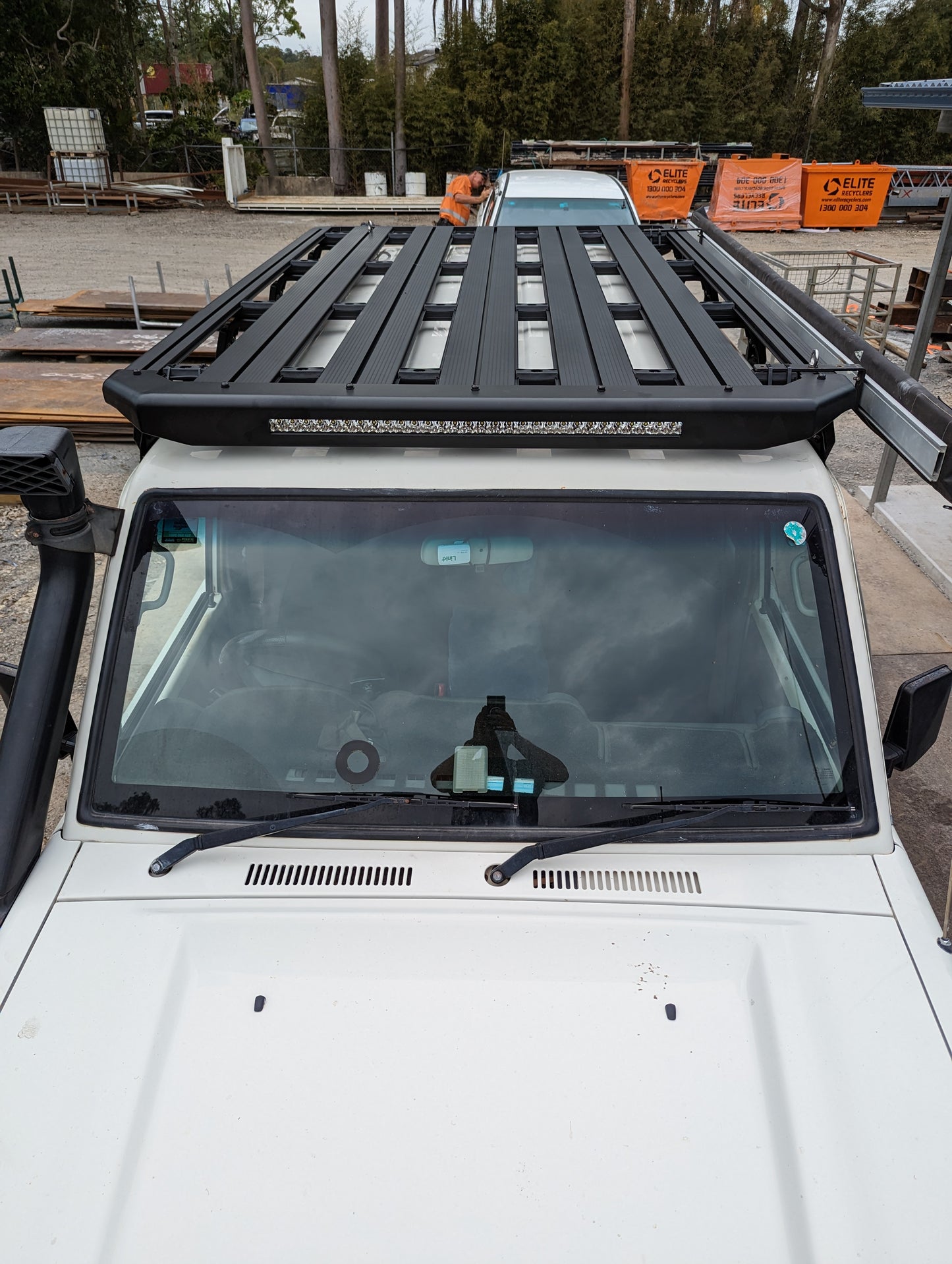 TOYOTA LAND CRUISER LC76 ROOF PLATFORM WITH INTEGRATED LIGHT BAR